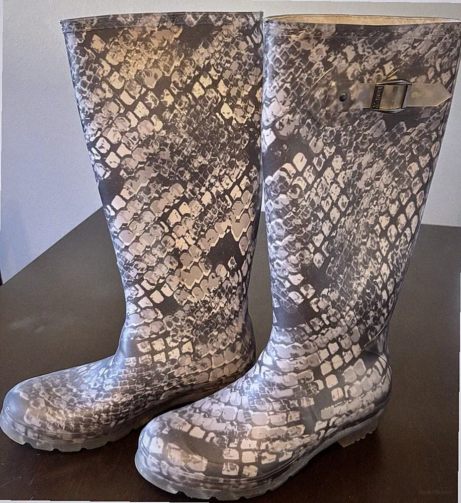 Kamik Women's Dynamic Waterproof Rubber Rain Boots US 9 M Snake Scales Print