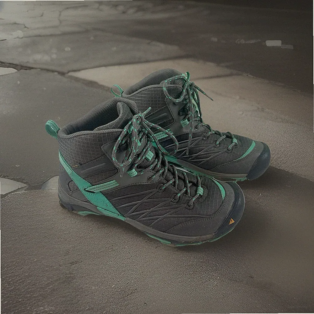 Size 8.5 women's hiking boots