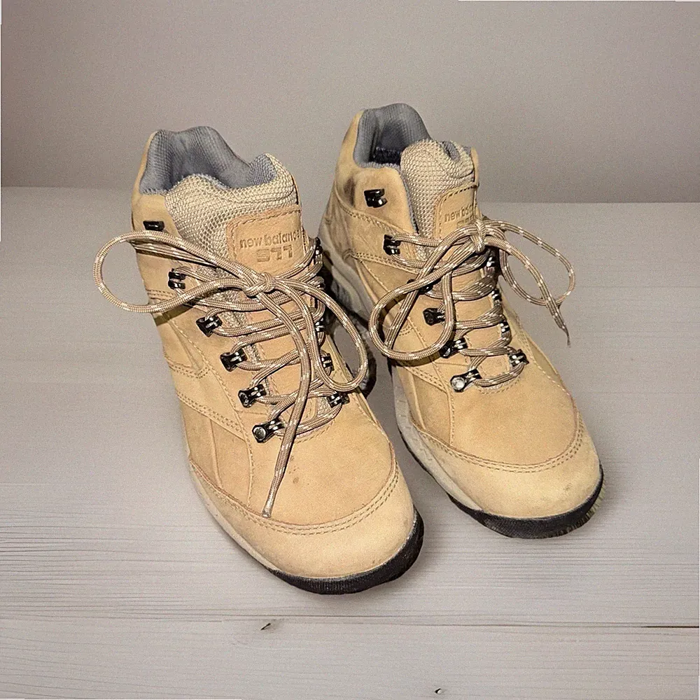 New Balance Women's Size 9 977 Leather Gore-Tex Hiking Boots Shoes T19