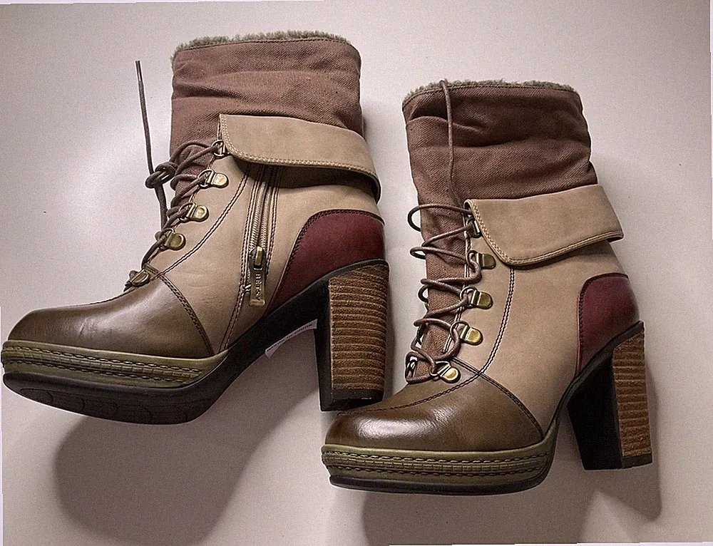 NWB-BETSY WOMENS SHERPA HIGH HEEL HIKING STYLE BOOTS SZ. 4.5 BROWN COLOR