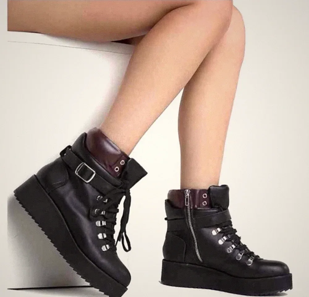 Steve Madden Hiking Women's 8.5 Black Leather Platform Ankle Boots- RARE